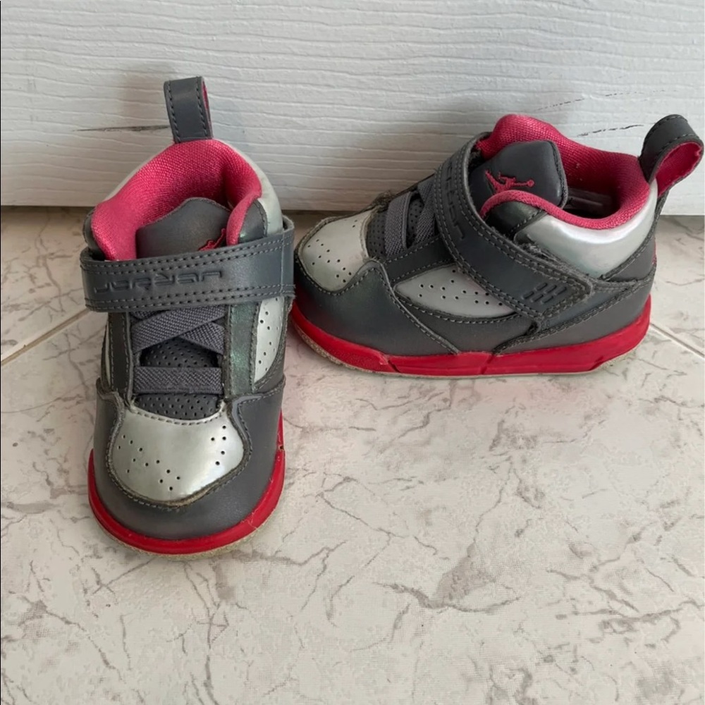 pink and grey nike jordan’s